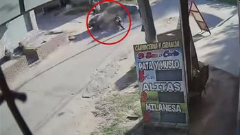 Video: dos motochorros menores de edad volaron por el aire tras un impactante choque