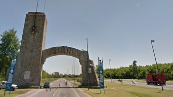 Una beba se encuentra grave tras un choque frontal entre dos autos en La Plata. (Street View) Una beba se encuentra grave tras un choque frontal entre dos autos en La Plata. (Street View)