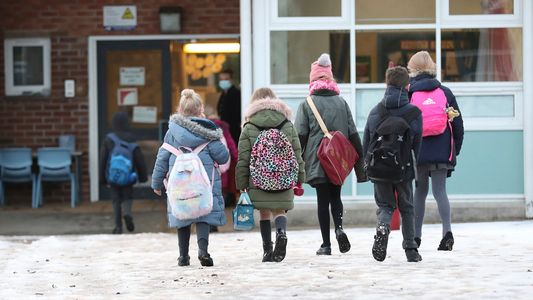 Reino Unido aprobó la vacunación en adolescentes con la dosis de Pfizer