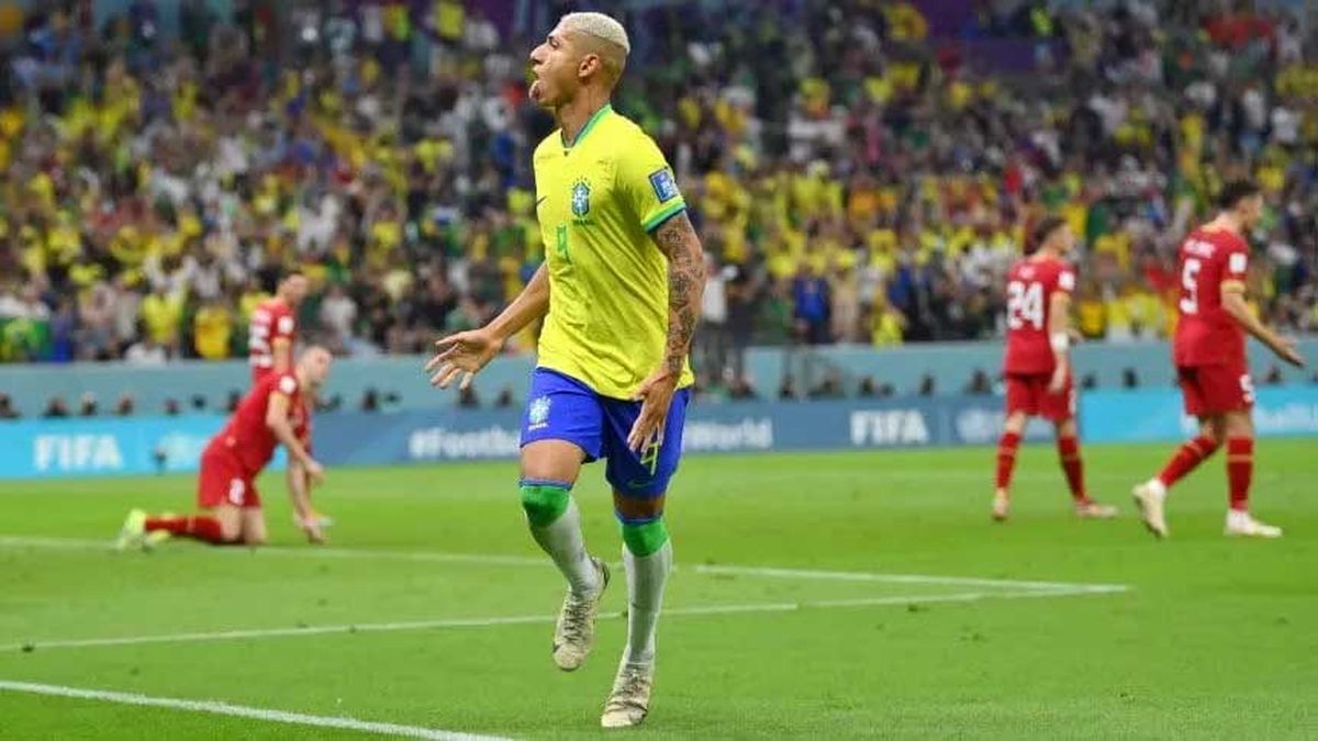 Richarlison convirtió los dos goles de Brasil.