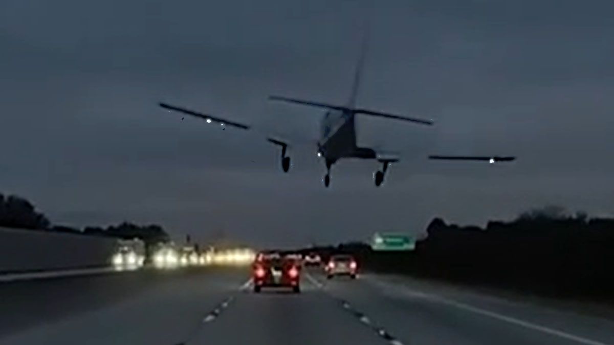 Un aterrizaje de emergencia en una autopista