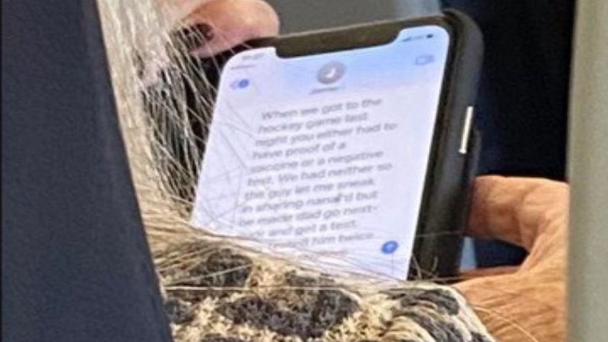Viajaba en un avión, espió el chat de la pasajera de adelante y descubrió que tenía Covid: ¿Esto es legal?