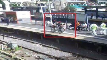 Maia y Savanz, sobre el andén de la estación Castelar (Foto: captura de video). Maia y Savanz, sobre el andén de la estación Castelar (Foto: captura de video).