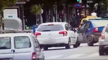 Persecución. El momento en que la mujer es atrapada en Gallo y avenida Córdoba.&nbsp;