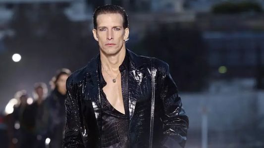 Iván de Pineda volvió a desfilar para Versace tras casi 30 años: el video