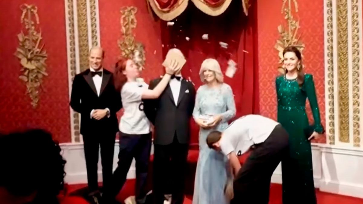 Activistas ecologistas atacan una estatua de cera del Rey Carlos III en Londres (Foto: Gentileza Sky News)