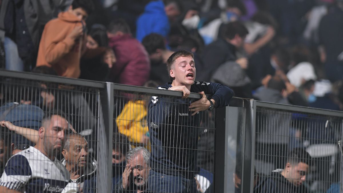 Un hincha de Gimnasia pide ayuda desde una de las tribunas (Foto: Télam).