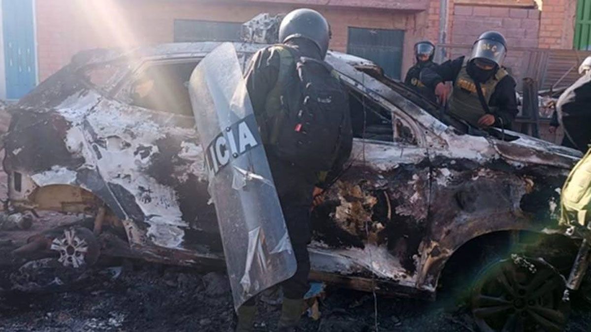 La policía revisa el patrullero consumido por el fuego en el que murió calcinado un efectivo (Foto: Gentileza Unitel) 