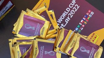 Los kiosqueros marchan a la sede de Panini por el faltante de figuritas del Mundial: Nos traicionaron