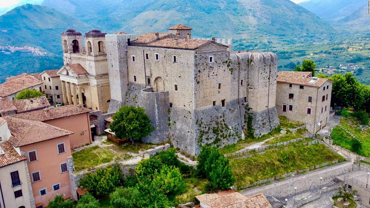 Un pueblo medieval cercano a Roma vende casas por 1 euro.