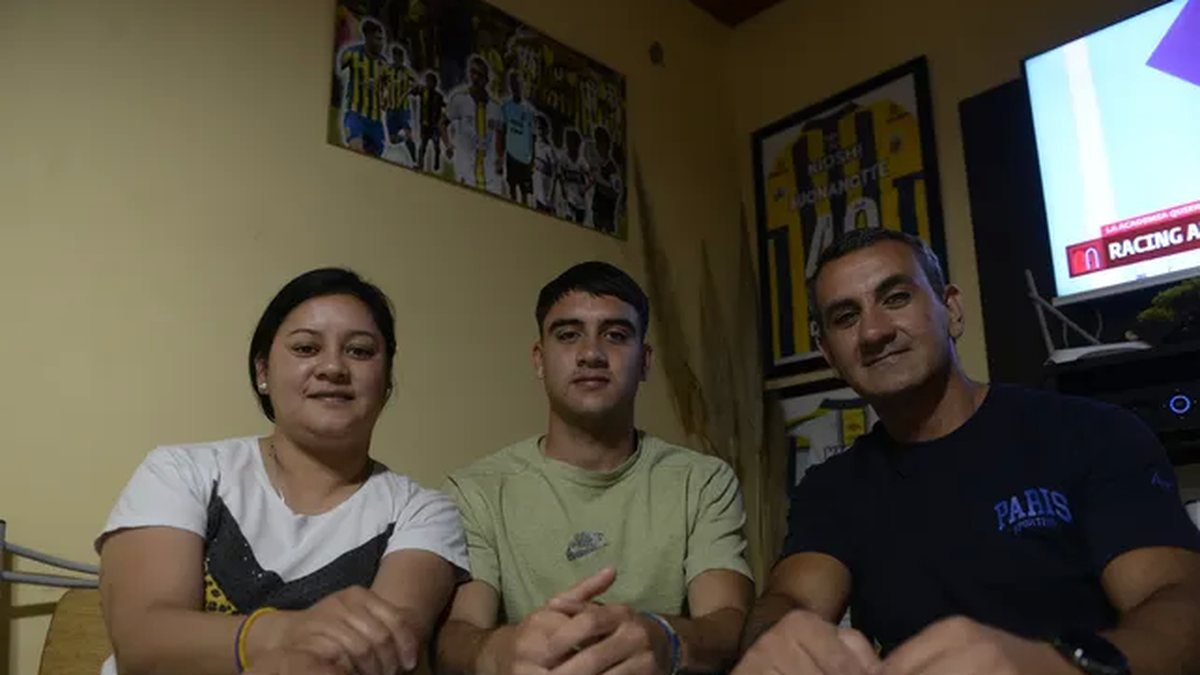 Facundo Buonanotte, junto a sus padres Pamela y Mauricio (Foto: La Capital).