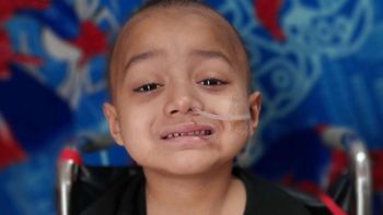 Conmoción: Un niño de cuatro años tiene una enfermedad terminal y necesita un avión sanitario para volver a casa antes de morir