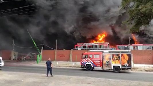 Arde Florencio Varela: bomberos combaten un feroz incendio en un depósito de colectivos y una papelera