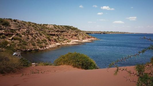 Neuquén: un hombre murió aplastado por un acantilado en el lago Mari Menuco
