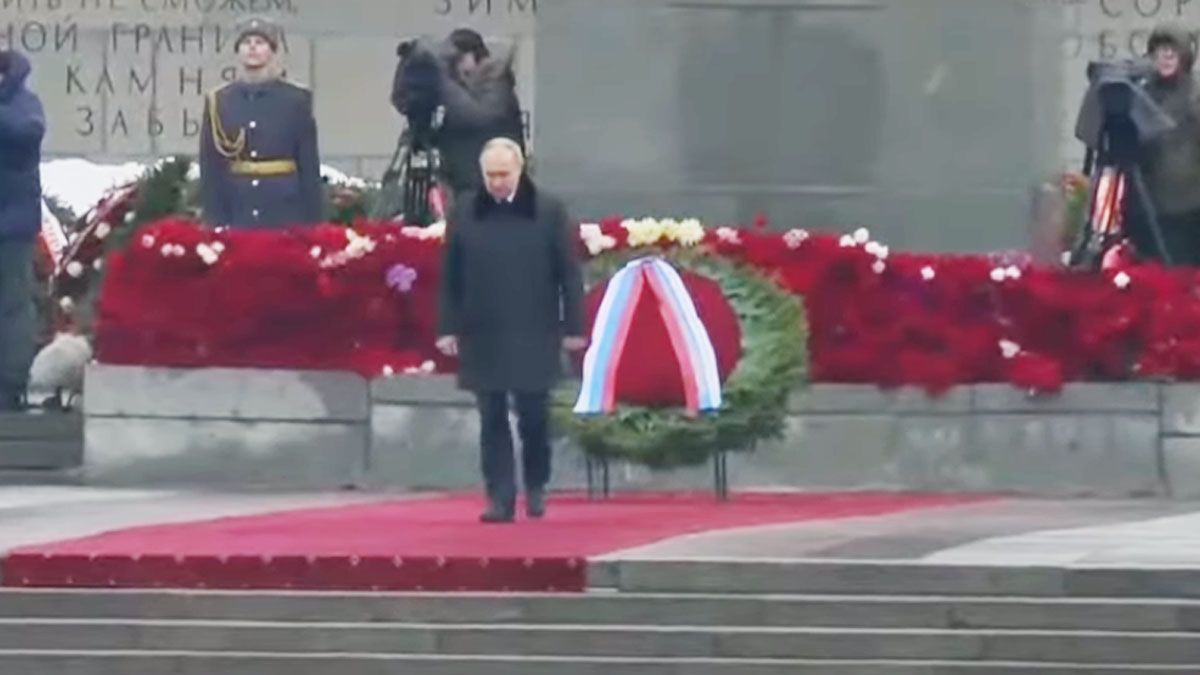   Vladimir Putin, en un momento de la ceremonia de la asunción de un nuevo período. Homenaje en la plaza roja antes de su discurso. (Foto: Captura de tv)