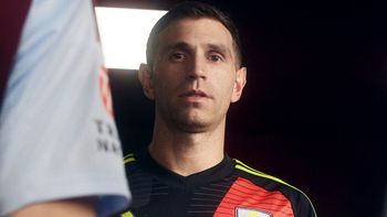 la actuacion estelar del dibu martinez en la presentacion de la nueva camiseta del aston villa la actuacion estelar del dibu martinez en la presentacion de la nueva camiseta del aston villa