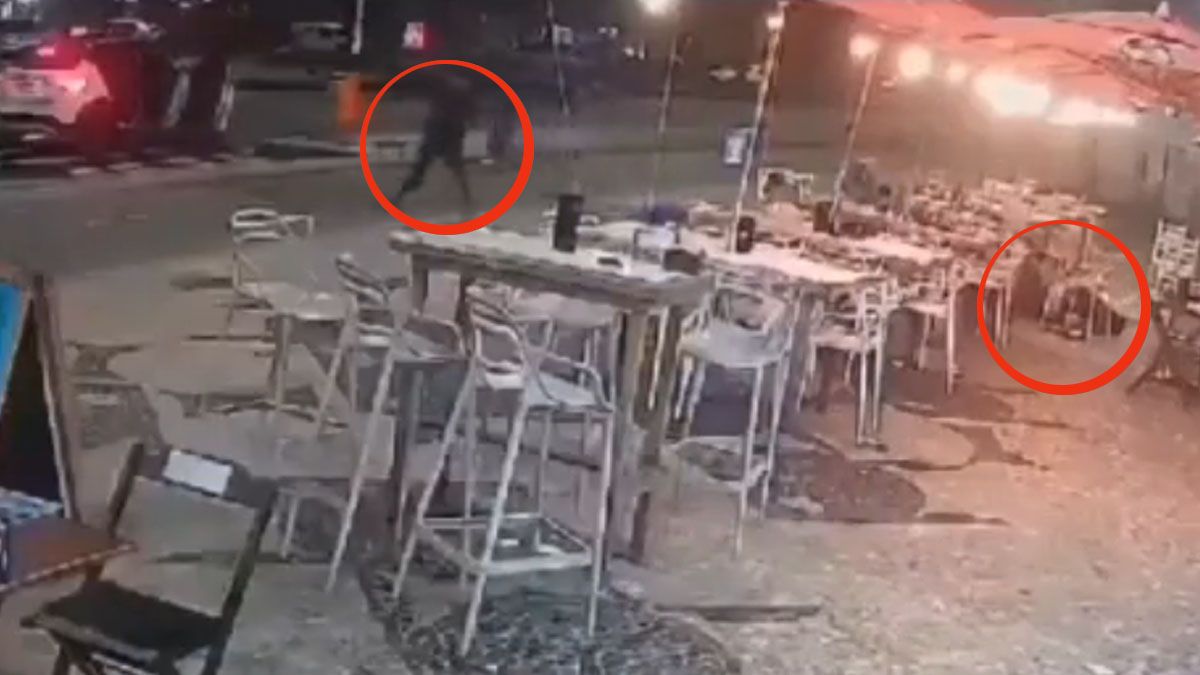 Mientras los asesinos disparan