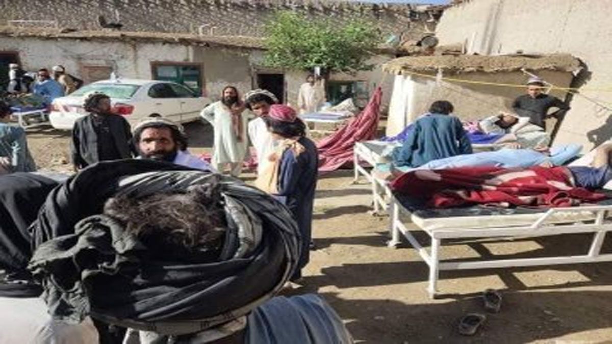 En camillas y camas sacadas al exterior, los heridos esperan ser rescatados (Foto: Gentileza Bakthar News)