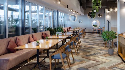 Polémica: un conocido restaurante ya tiene su carta en dólares y generó indignación