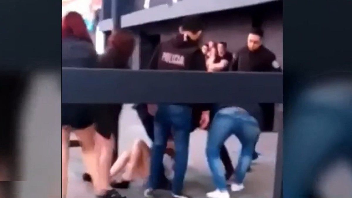 Violencia policial. Otro caso de oficiales que agreden a dos chicas. Foto: captura de Tv.&nbsp;