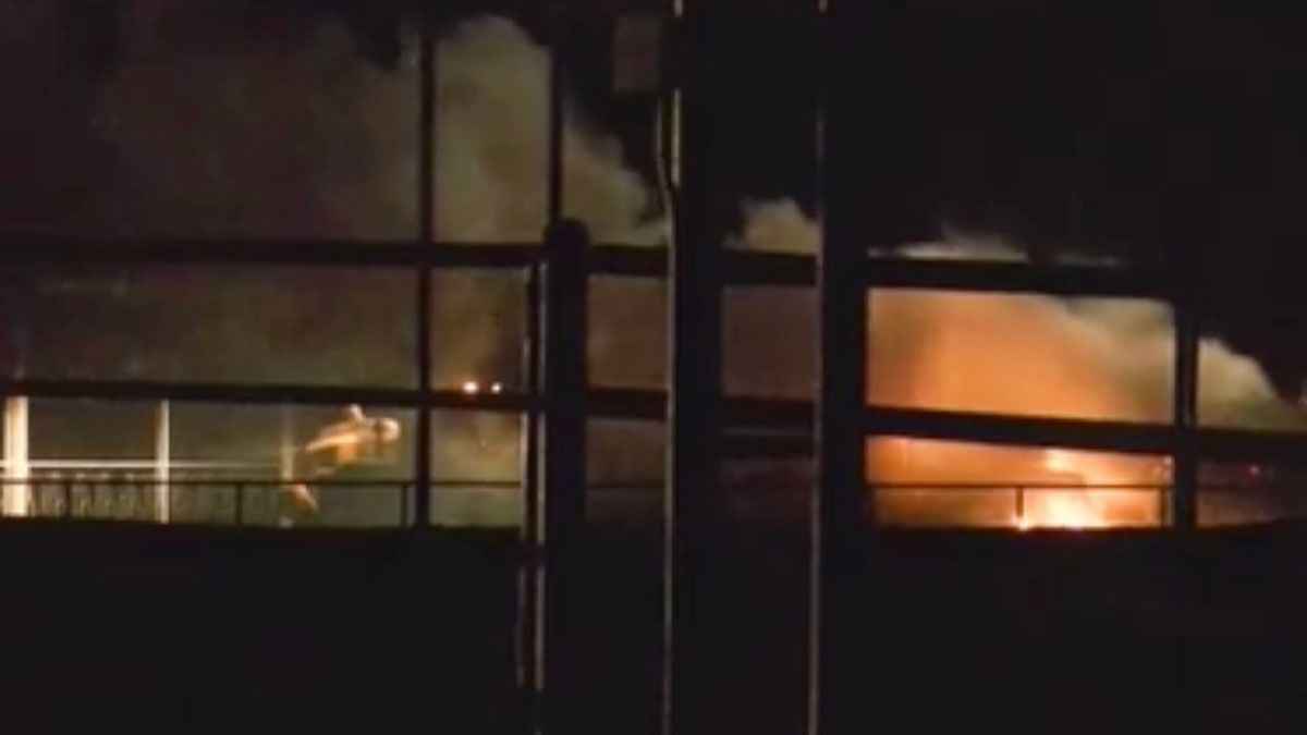 El incendio no pudo controlarse por la magnitud de las llamas. (Foto: Gentileza Huff. Post)