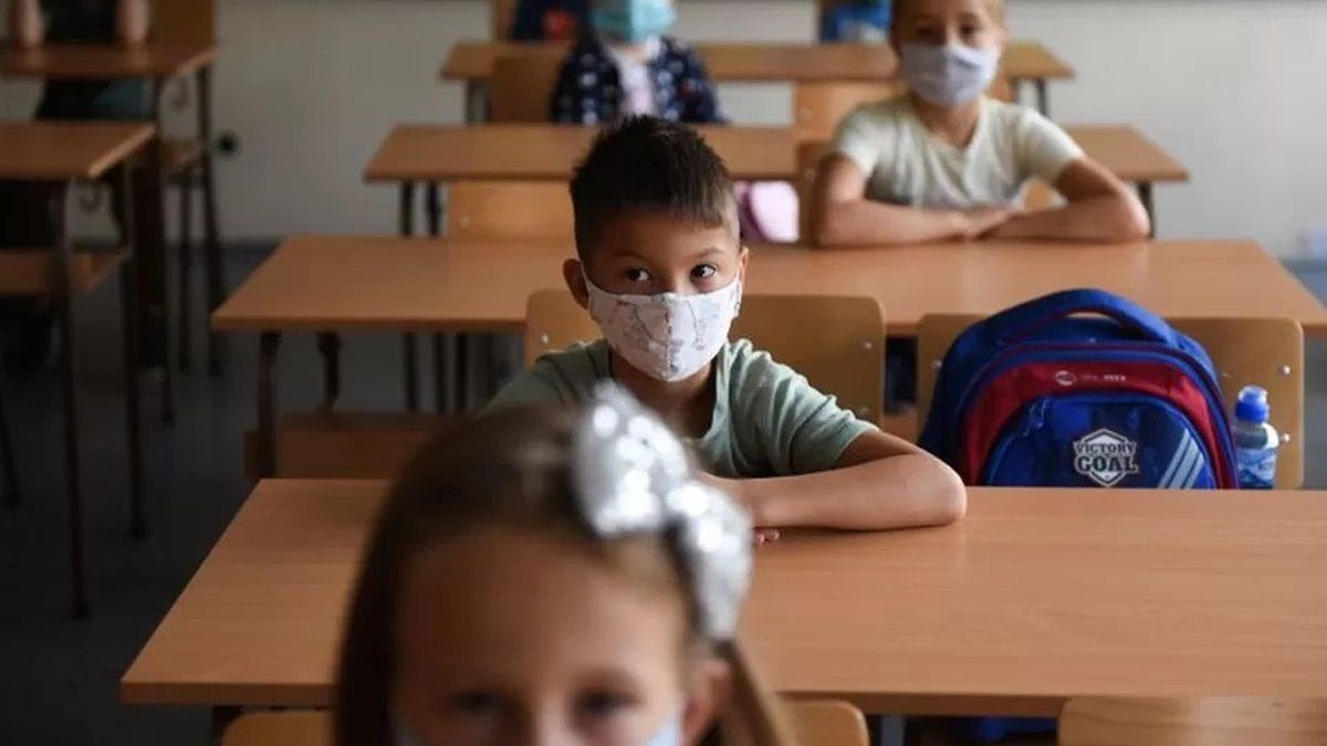 Barbijos: el ministro de Educación bonaerense evitó opinar sobre la medida tomada por otras jurisdicciones.