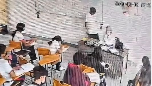 Un estudiante apuñaló a su maestra en plena clase tras recibir un reto de la docente