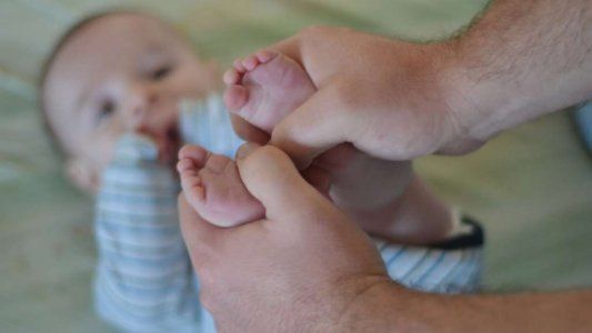 Cortaba a su bebé con una navaja y le inyectaba cloro y jabón