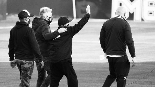 Maradona llegó al estadio, lo homenajearon, agradeció el cariño y se fue a su casa por precaución