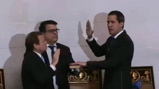 Tras otra jornada de tensión, Guaidó entró a la Asamblea Nacional y juró como presidente encargado