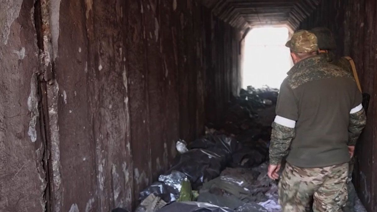 Cuerpos en bolsas negras, en túneles por las calles de Mariupol (Foto: AP)
