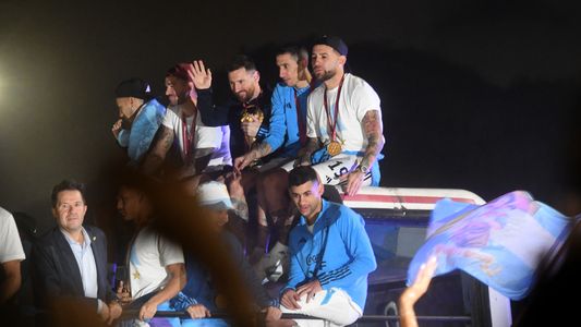 El insólito regalo que recibió Messi y causó risas entre los jugadores: ¿una burla a Mbappé?