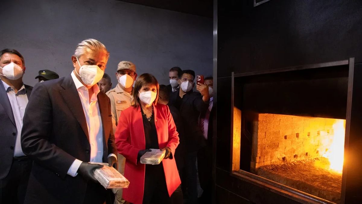Patricia Bullriche en la incineración de cocaína en Neuquén.&nbsp;