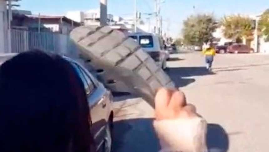 Insólito: retó a su hija, la joven salió corriendo, la madre le revoleó el zapato y logró detenerla