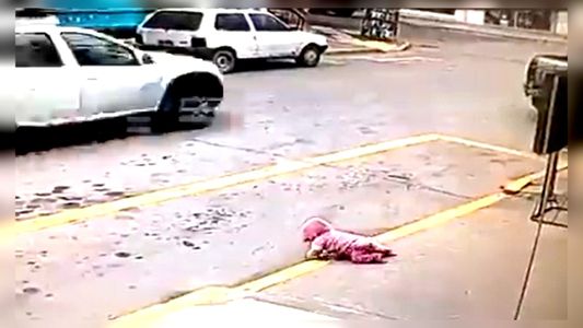 Video: dramático rescate de una bebé que gateaba por una transitada calle en Lobos