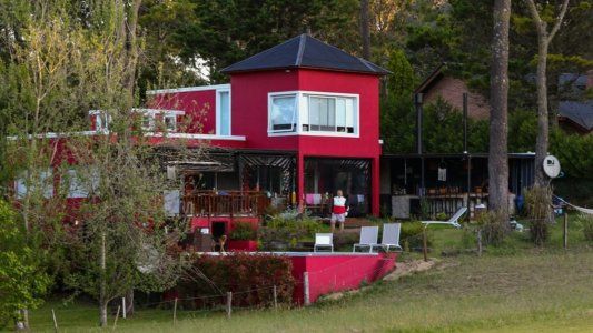 Usurparon una casa en Cariló: la dueña la encontró pintada de otro color y con 15 personas en la pileta