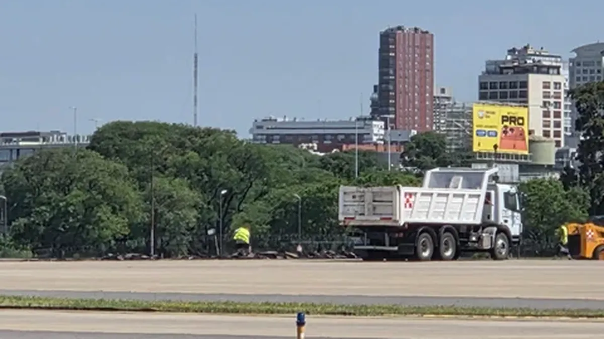 Aeroparque estuvo cerrado por casi tres horas por mantenimiento en la pista. Foto Gentileza Aviacioline. Agencia NA Aeroparque estuvo cerrado por casi tres horas por mantenimiento en la pista. Foto Gentileza Aviacioline. Agencia NA