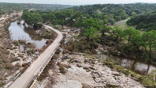 Inundaciones en Texas: el agua subió 10 metros y dejó un desastre y muertes sin precedentes
