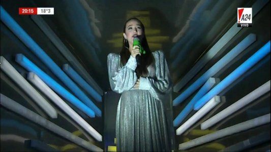 Ángela Torres entonó el himno nacional argentino con el obelisco teñido de celeste y blanco