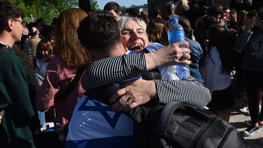 El emotivo reencuentro de los argentinos evacuados de Israel con sus familias