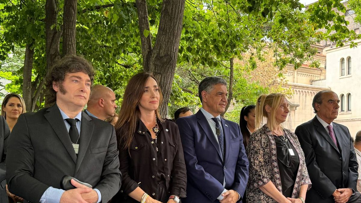 Javier Milei se mostró con Victoria Villarruel en el acto en homenaje a las víctimas del atentado a la Embajada de Israel. (Foto: captura)