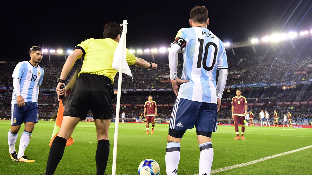 Messi con la Selección Argentina y el público en el Monumental.