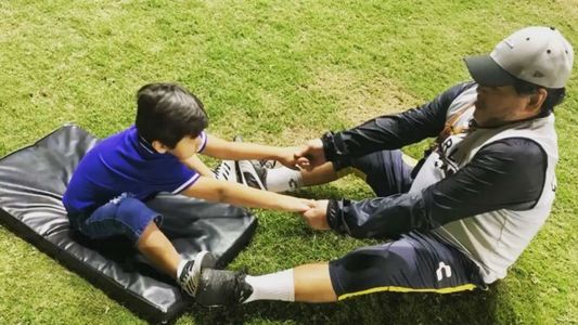 Diego Maradona se mostró haciendo gimnasia con Dieguito Fernando en México