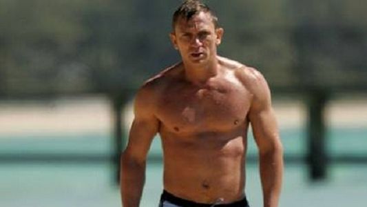 Se subastó el traje de baño que James Bond usó en Casino Royale