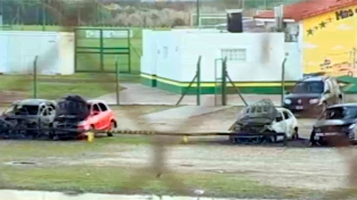 Así quedaron los autos de los jugadores de Aldosivi. 