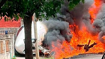 Video: un avión privado que venía de Punta del Este se despistó y chocó en el aeropuerto de San Fernando (Foto: captura) Video: un avión privado que venía de Punta del Este se despistó y chocó en el aeropuerto de San Fernando (Foto: captura)