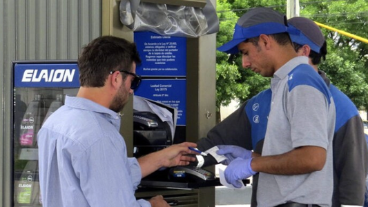 Combustibles: cómo CARGAR NAFTA y GASOIL con REBAJAS del 10% y hasta el 50%