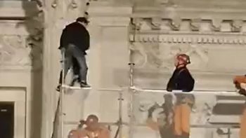 Tensión en el Congreso: un ex policía se subió a un andamio y amenazó con tirarse