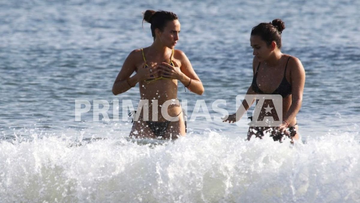Ámbar de Benedictis, la hija de Juana Viale, disfrutó de las playas de Punta del Este junto a una amiga: las fotos