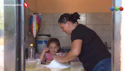 La voz argentina: quedó desempleada y vende pan casero con sus hijas